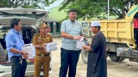 Ketua Karang Taruna Pinrang Ichsan Irwan Serahkan Bantuan untuk Pondok Pesantren DDI Patabong