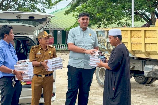 Ketua Karang Taruna Pinrang Ichsan Irwan Serahkan Bantuan untuk Pondok Pesantren DDI Patabong