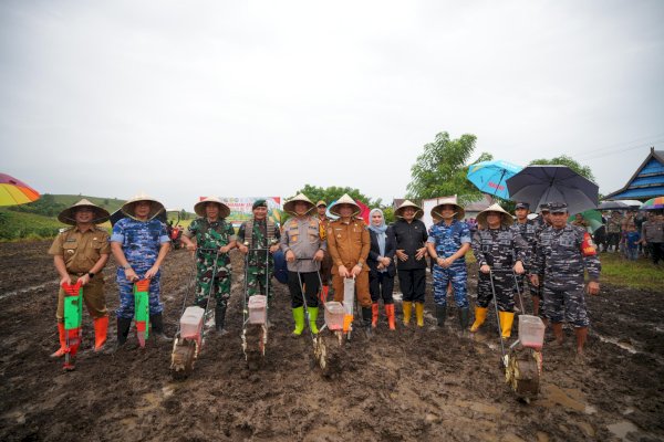 Serentak Se-Indonesia, Pj Gubernur Prof Fadjry Djufry Bersama Forkopimda Sulsel Kompak Tanam Jagung di Jeneponto