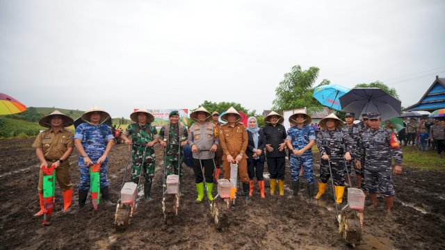 Penjabat Gubernur Sulsel Prof Fadjry Djufry Bersama Forkopimda Sulsel Ikut Tanam Jagung Serentak di Jeneponto