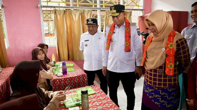 Pj Gubernur Sulsel Prof Fadjry Djufry didampingi Pj Ketua PKK Sulsel, Andi Indriaty Syaiful.