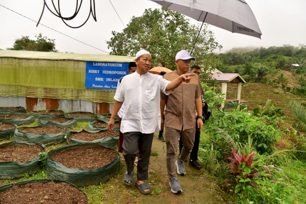 Kunjungi Pesantren Alam Indonesia di Barru, Prof Fadjry Djufry Siap Bantu Bibit Ternak Varietas Unggul