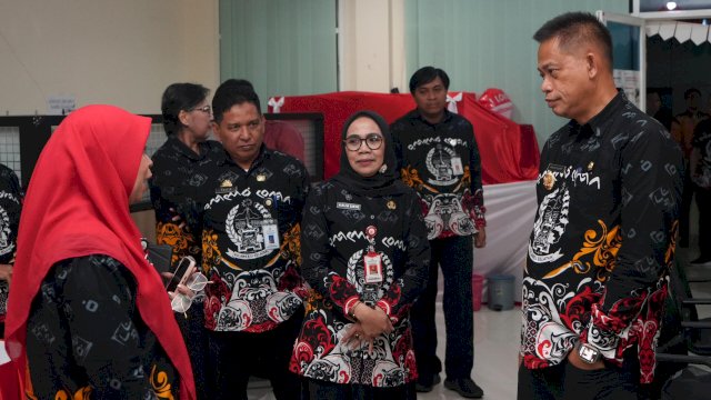 Kepala Disnakkeswan Sulsel, Nurlina Saking (tengah).