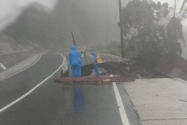 Jalan Poros Barru-Soppeng di Bulu Dua Amblas, Pengendara Diminta Hati-hati