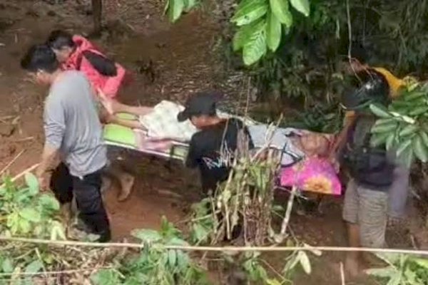 Pasien Sakit di Barru Ditandu Ganti Ambulans gegara Jalan Amblas Putus Akses