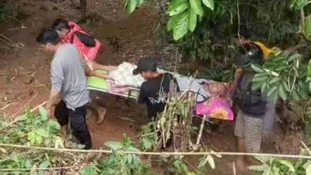 Pasien Sakit di Barru Ditandu Ganti Ambulans gegara Jalan Amblas Putus Akses