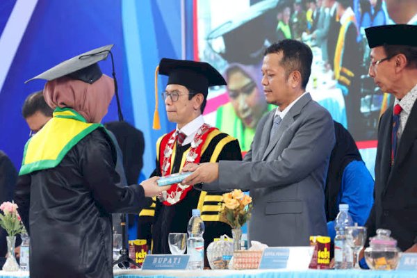 Melalui Plh Sekda Barru, Ini Harapan Bupati Suardi Saleh, di Acara Wisuda ITBA Al Gazali