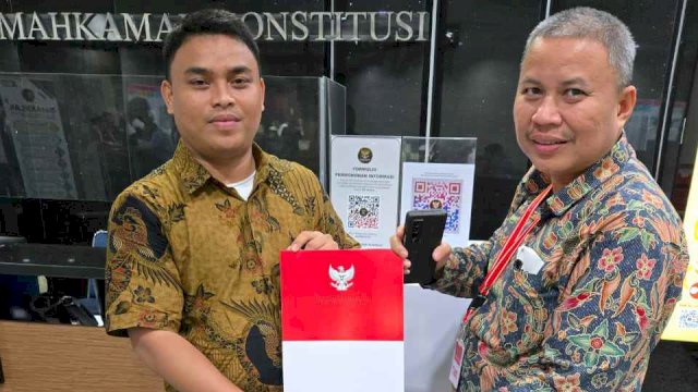 Tim kuasa Hukum Andalan Hati Murlianto (kanan) memperlihatkan bukti pengajuan permohonan sebagai pihak terkait, di MK, Jumat (3/1/2025). Foto: ist