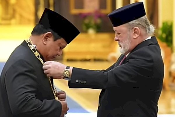 Presiden Prabowo Dianugerahi Tanda Kehormatan Darjah Kerabat Johor