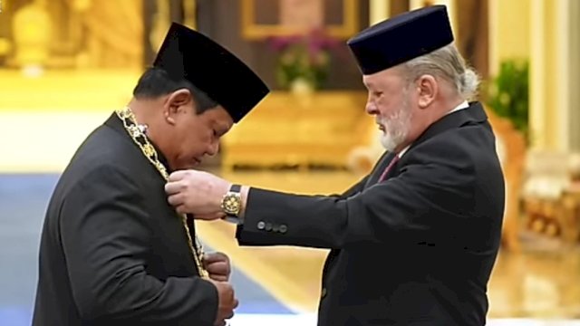 Presiden Prabowo Dianugerahi Tanda Kehormatan Darjah Kerabat Johor.