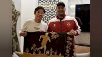 Menpora Dito Beri Cenderamata Kain Batik Motif Sepak Bola untuk Shin Tae-yong