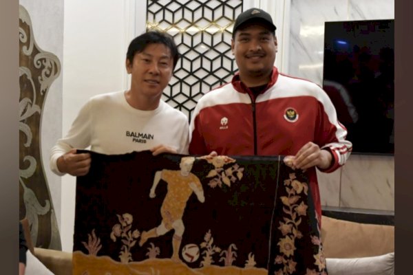 Menpora Dito Beri Cenderamata Kain Batik Motif Sepak Bola untuk Shin Tae-yong