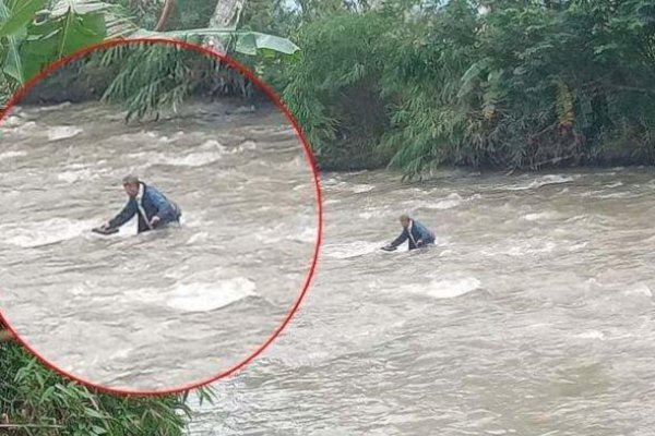 Nyaris Basah Kuyup, Perjuangan Guru SD di Cianjur Terjang Arus Sungai demi Mengajar Gegara Jembatan Putus