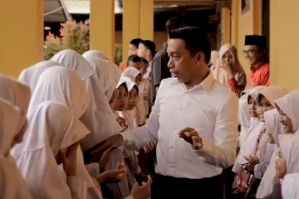 Kunjungi SDN 1 Pangkajene, Syaharuddin Alrif Beri Motivasi Siswa Agar Bercita-cita Tinggi
