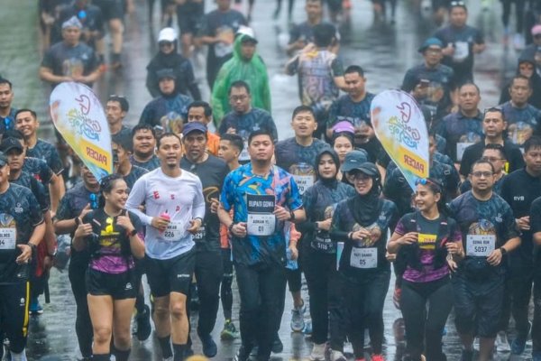 Hujan-hujanan, Bupati Adnan dan Husniah Talenrang Lepas 5.000 Peserta Gowa Run 2025: Terimakasih Partisipasinya