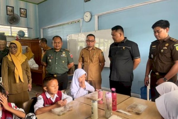 Pastikan Tepat Sasaran, Sekda Maros Andi Davied Tinjau Program Makan Siang Bergizi Gratis untuk Siswa