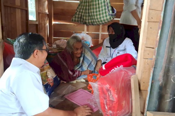 Pemkab Soppeng Salurkan Bantuan untuk Penyandang Disabilitas di Desa Marioritenggnga