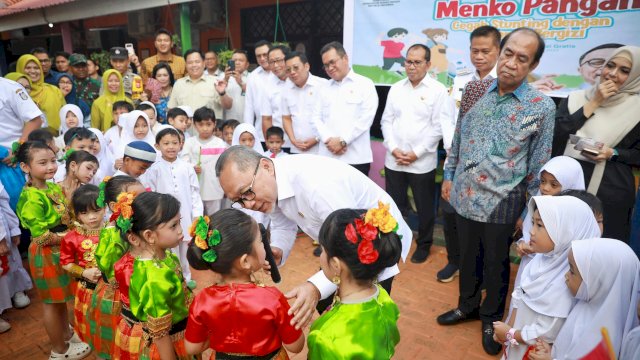 Menko Zulkifli Hasan Sampaikan Pesan Presiden Prabowo saat Kunker di Makassar, Pastikan Gizi Anak Terpenuhi.