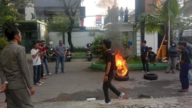 Mahasiswa demo di DPRD Makassar soal Parkir di Toko Alaska,