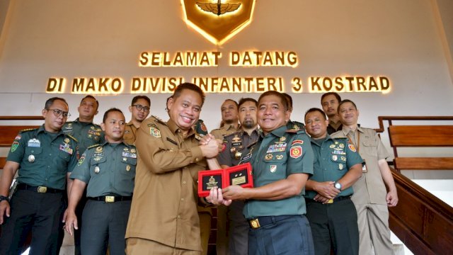 Prof Fadjry Djufry Kunjungan Silaturahmi ke Mako Pangdivif 3 Kostrad di Gowa.