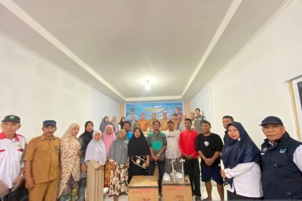 Pemkab Takalar Salurkan Bantuan Perahu kepada 12 Nelayan di Desa Galesong Baru