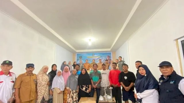 Pemkab Takalar Salurkan Bantuan Perahu kepada 12 Nelayan di Desa Galesong Baru.