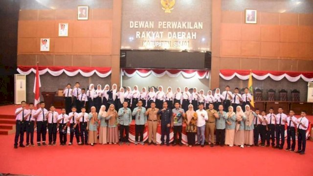 Siswa SMPN 17 Sinjai Kunjungi DPRD.