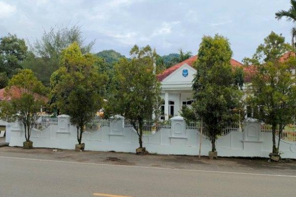 Jelang Pelantikan Ucu-Iwan, Pagar Rujab Bupati Enrekang Dicat Putih