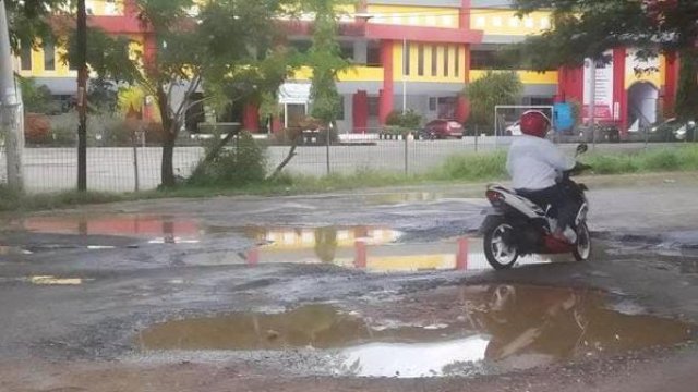 Jalan rusak di Dekat Kantor DPRD Bone.