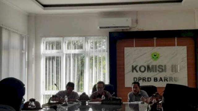 DPRD Barru Bantu Relokasi Rumah Warga yang Terancam Longsor.