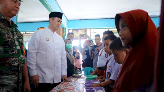 Bupati Pangkep Yusran Lalogau Tinjau langsong Program MBG.