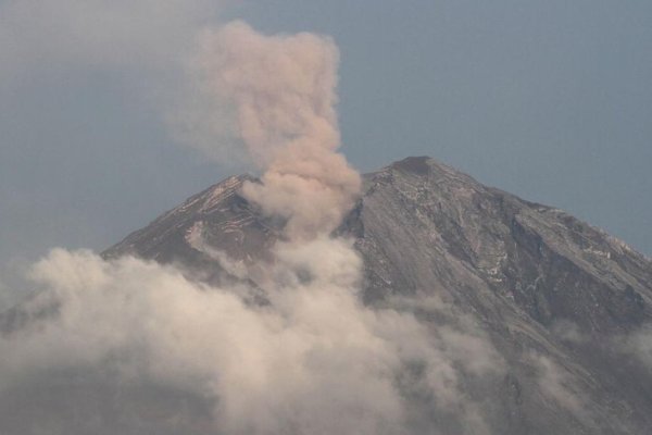 Gunung Semeru Kembali Meletus, Kolom Abu Capai 1.200 Meter-Warga Diminta Waspadai Guguran Awan Panas