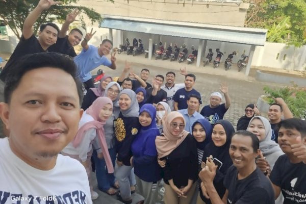 Pimpinan dan Pegawai Bank Sulselbar Cabang Selayar Gelar Aksi Bersih-Bersih di Halaman Kantor