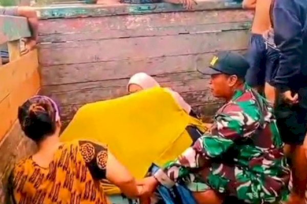 Dramatis, Babinsa Sertu Amirudin di Mempawah Bantu Evakuasi Korban Banjir Lahiran di Bak Truk