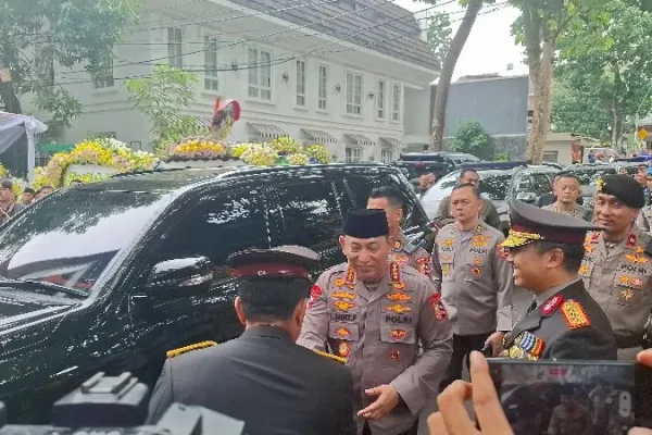 Kapolri Listyo Sigit Melayat ke Rumah Duka Mantan Wakapolri Komjen Purn Syafruddin