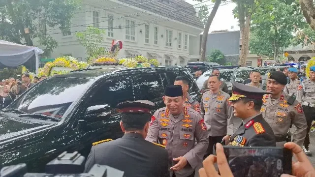 Kapolri Listyo Sigit Melayat ke Rumah Duka Mantan Wakapolri Komjen Purn Syafruddin.