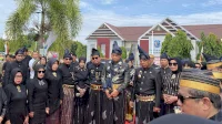 Hari Jadi Bulukumba Ke-65, Pj Gubernur Prof Fadjry Djufry Kenakan Pakaian Adat Kajang dan Tenun Sarung Bira