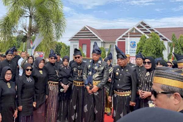 Hari Jadi Bulukumba Ke-65, Pj Gubernur Prof Fadjry Djufry Kenakan Pakaian Adat Kajang dan Tenun Sarung Bira