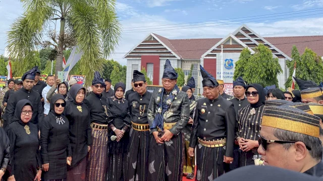 Pj Gubernur Prof Fadjry Djufry Kenakan Pakaian Adat Kajang dan Tenun Sarung Bira.