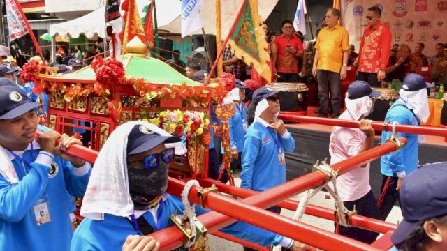 Hadiri Arak-arakan 18 Dewa, Pj Gubernur Prof Fadjry Djufry Dukung Pelestarian Budaya Tionghoa.