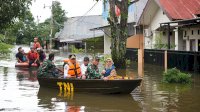 Tinjau Lokasi Banjir, Prof Fadjry Djufry Harap Ada Solusi Permanen untuk Warga Terdampak di Makassar