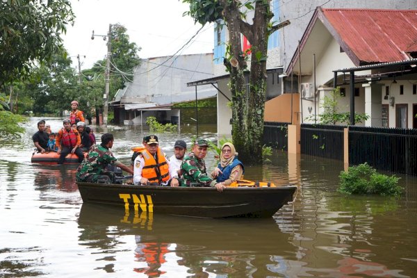 Tinjau Lokasi Banjir, Prof Fadjry Djufry Harap Ada Solusi Permanen untuk Warga Terdampak di Makassar
