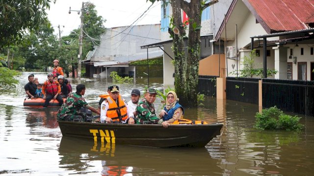 Pj Gubernur Sulsel, Prof Fadjry Djufry Tinjau Lokasi Banjir di Makassar.
