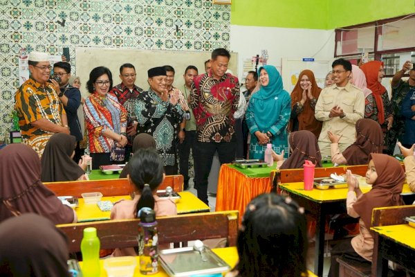 Tinjau MBG di Makassar, Prof Fadjry Djufry: Alhamdulillah Anak-anak Sangat Antusias