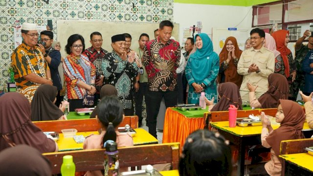 Pj Gubernur Sulsel, Prof Fadjry Djufry, Tinjua Pelaksanaan MBG di Makassar.