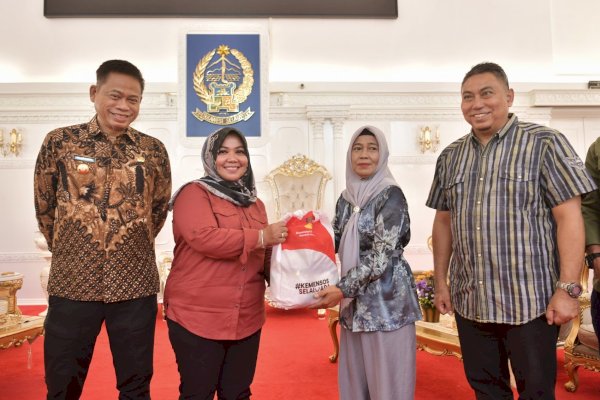 Pj Gubernur Prof Fadjry Djufry Dampingi Direktur PSKBA Kemensos Serahkan 3.000 Paket Bantuan untuk Korban Banjir di Sulsel