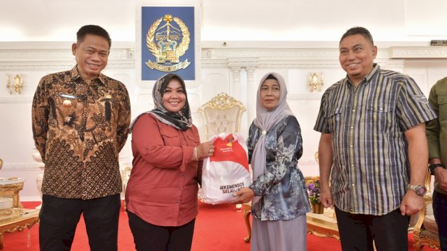 Pj Gubernur Prof Fadjry Djufry Dampingi Direktur PSKBA Kemensos Serahkan 3.000 Paket Bantuan untuk Korban Banjir di Sulsel.