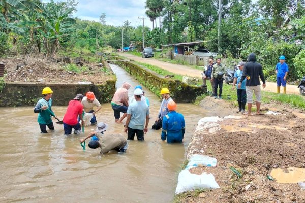 PDAM Makassar Lakukan Pengerukan Lumpur yang Masuk ke Saluran Air Baku Akibat Banjir