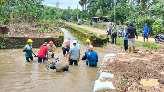 PDAM Makassar Lakukan Pengerukan Lumpur yang Masuk ke Saluran Air Baku Akibat Banjir.