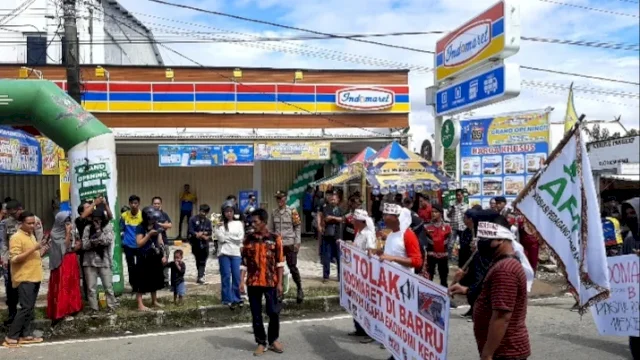 Warga Menolak Keberadan Indomaret di Barru.